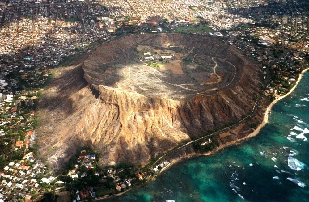 Diamond Head (Lēʻahi), Oʻahu — aerial view