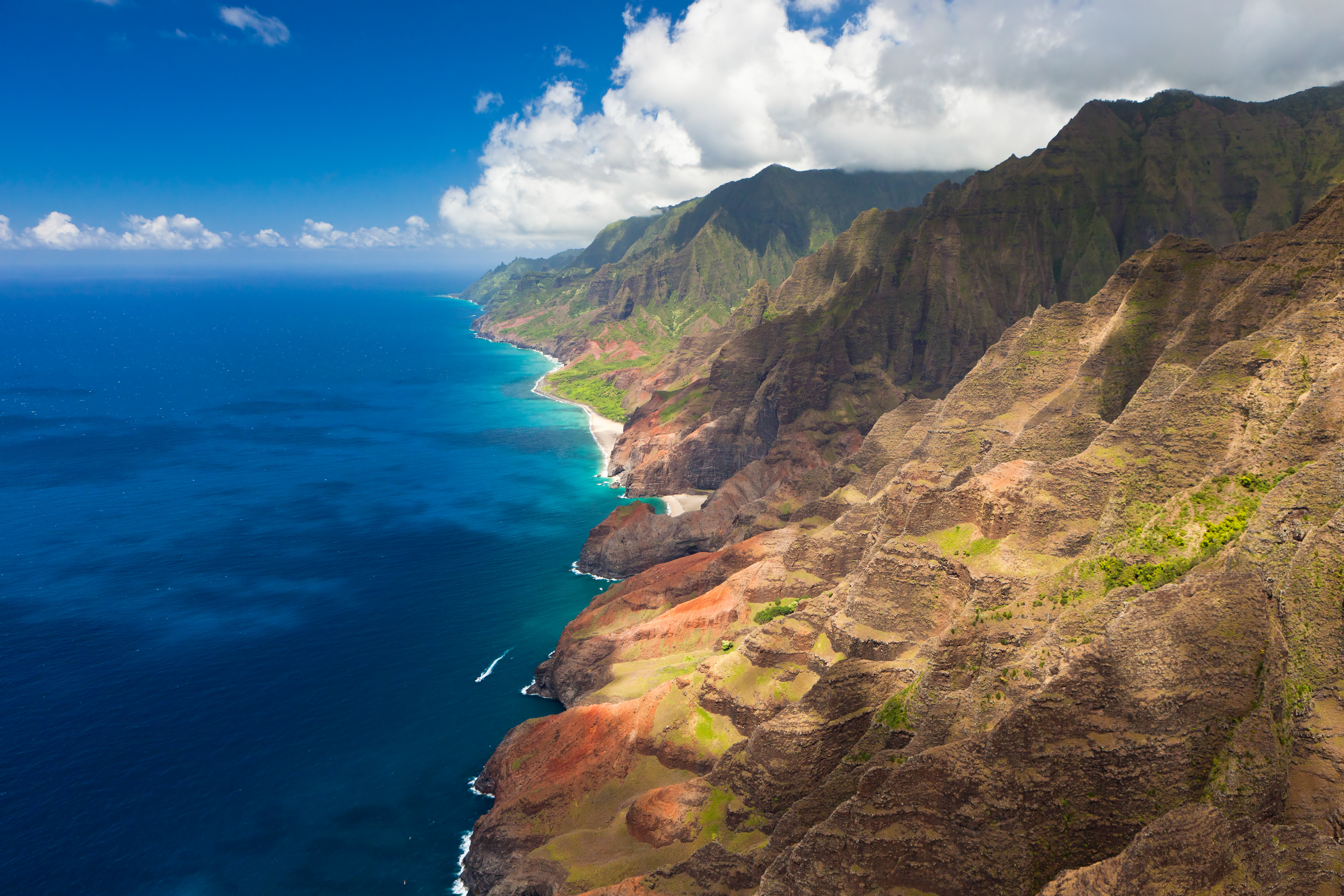 Nā Pali Coast, Kauaʻi — aerial view