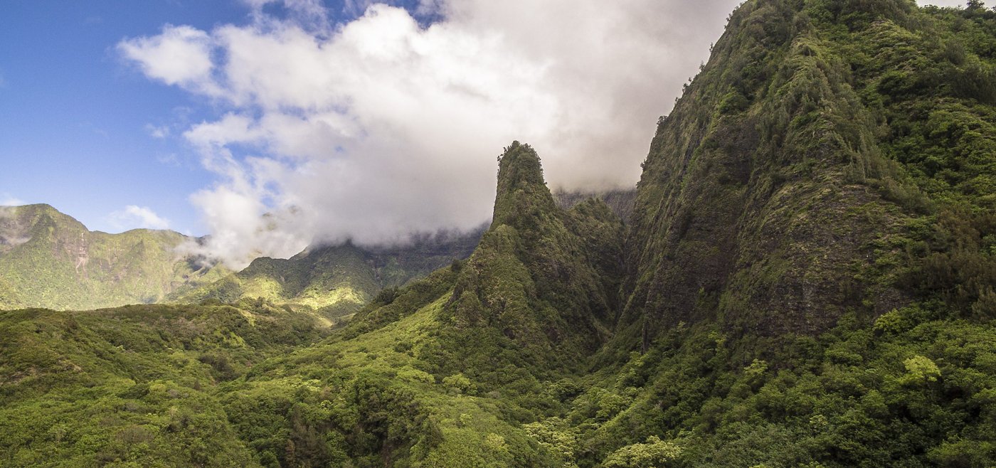 ʻĪao Needle and surrounding valley at ʻĪao Valley State Monument.