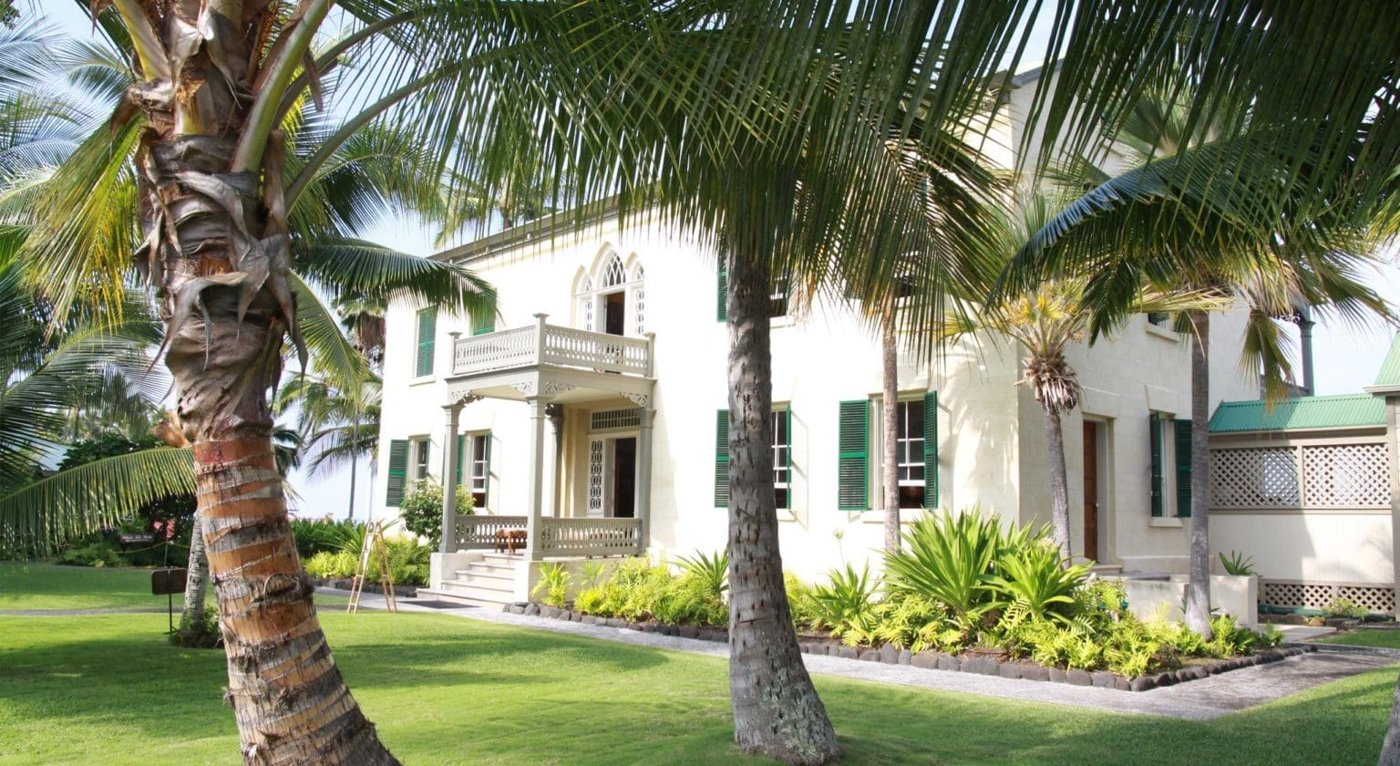 Huliheʻe Palace and its palm-lined grounds.