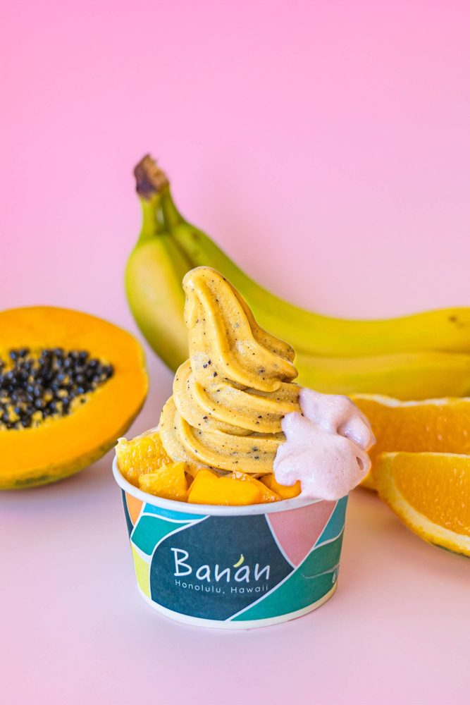 Banán banana soft serve and fruit — brand-level photograph