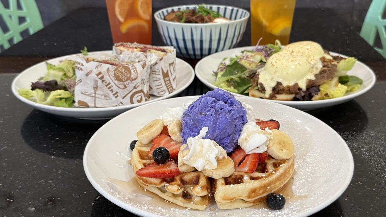 Mochi waffle dishes and drinks at Fresh Bites Hawaii