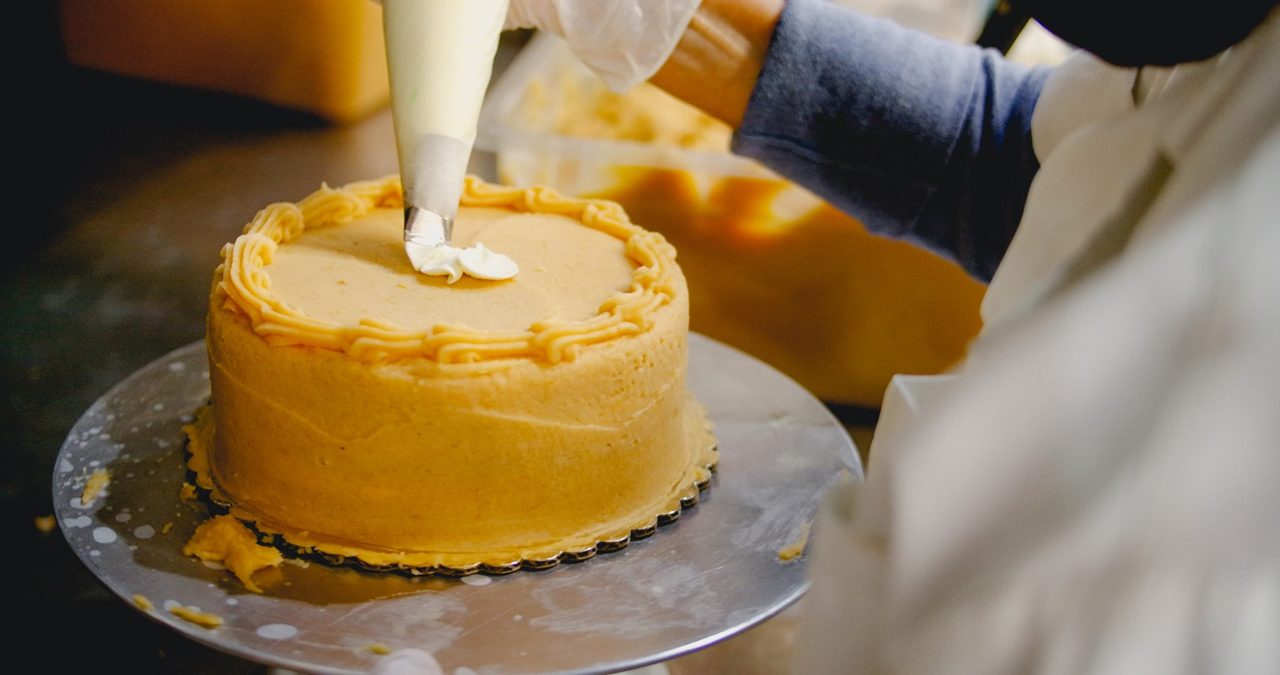 Decorating a Chantilly cake — Liliha Bakery brand photograph