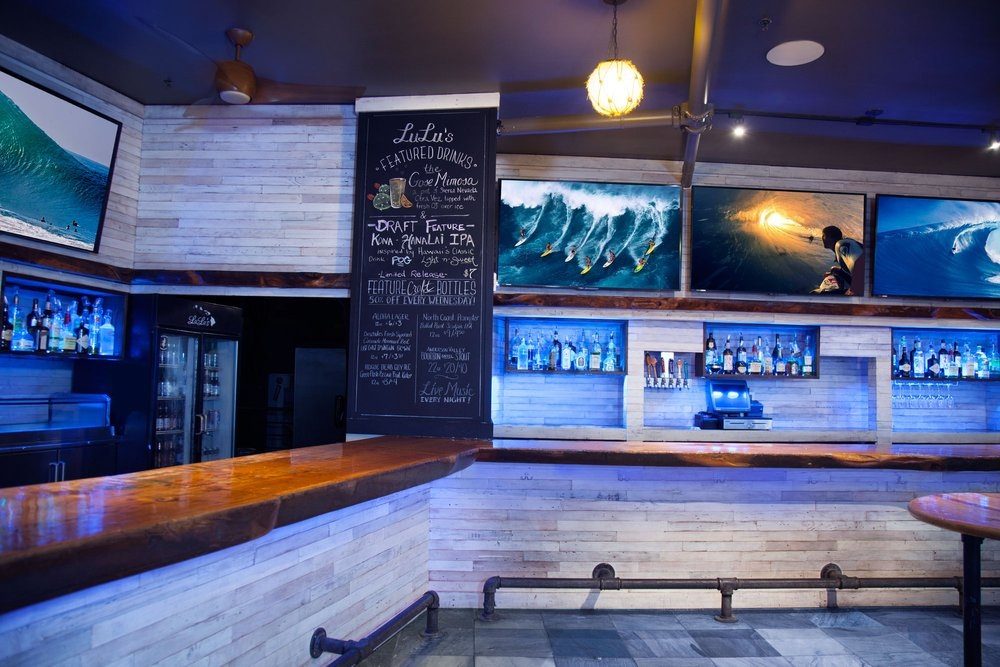 Lulu’s Waikīkī bar interior