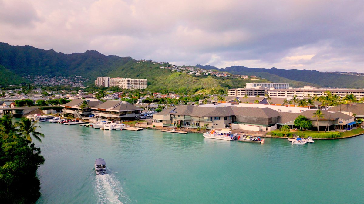 Aerial view of the waterfront building housing The Lounge at Island Sound, now Kapono’s at The Lounge
