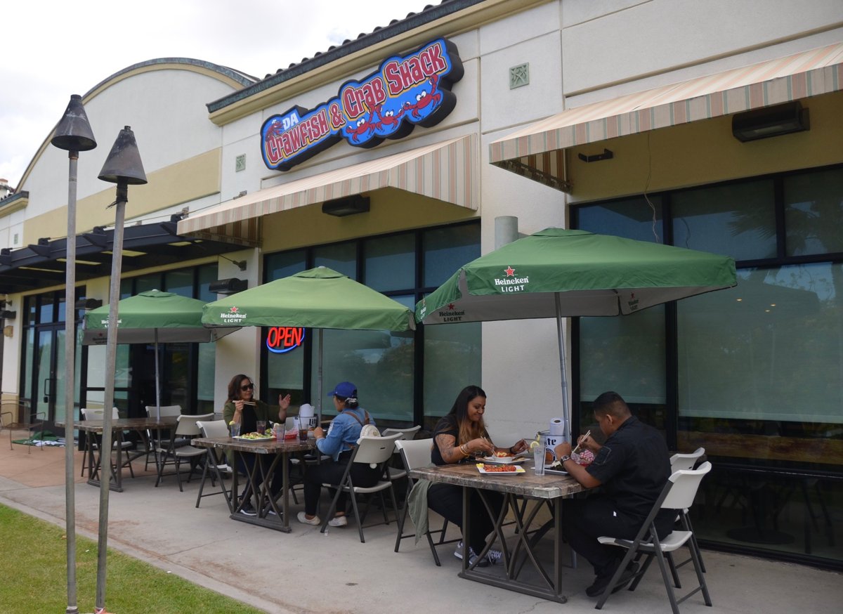 Da Crawfish & Crabshack outdoor seating at Kapolei Marketplace