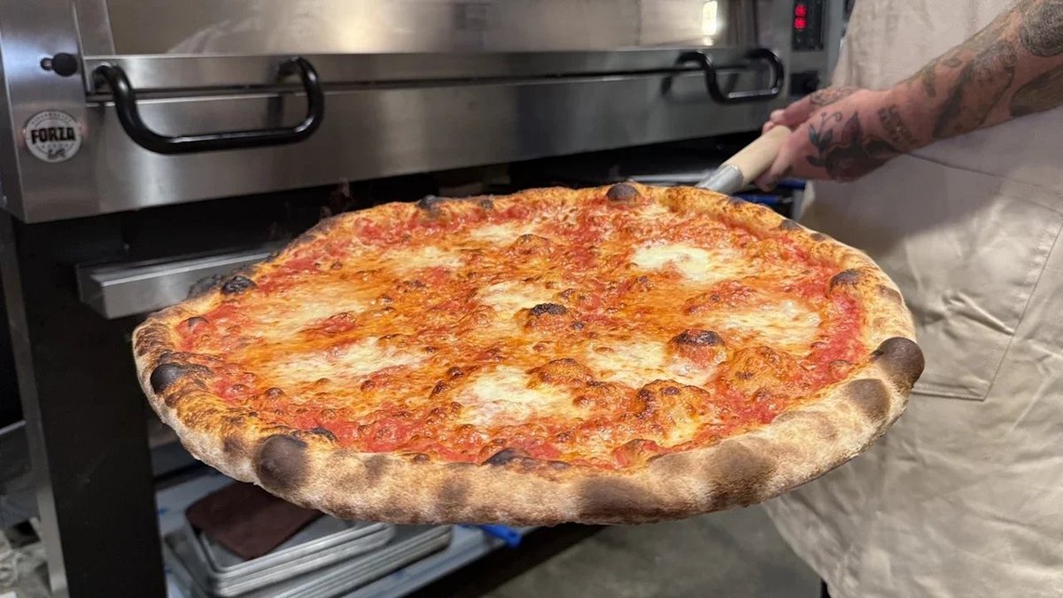 Pizza coming out of the oven at Mad Pie in Kakaʻako