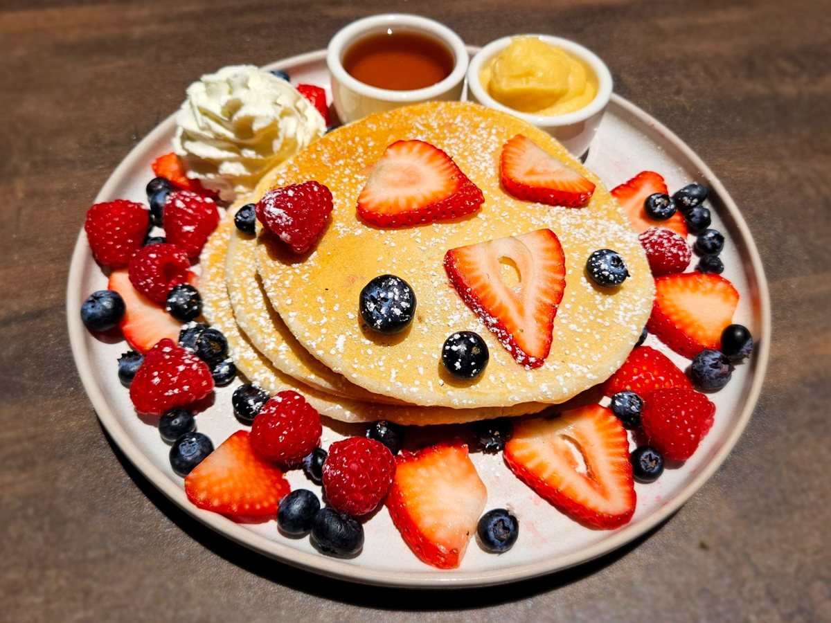 Fruit-topped pancakes at Brunch Spot Waikiki.