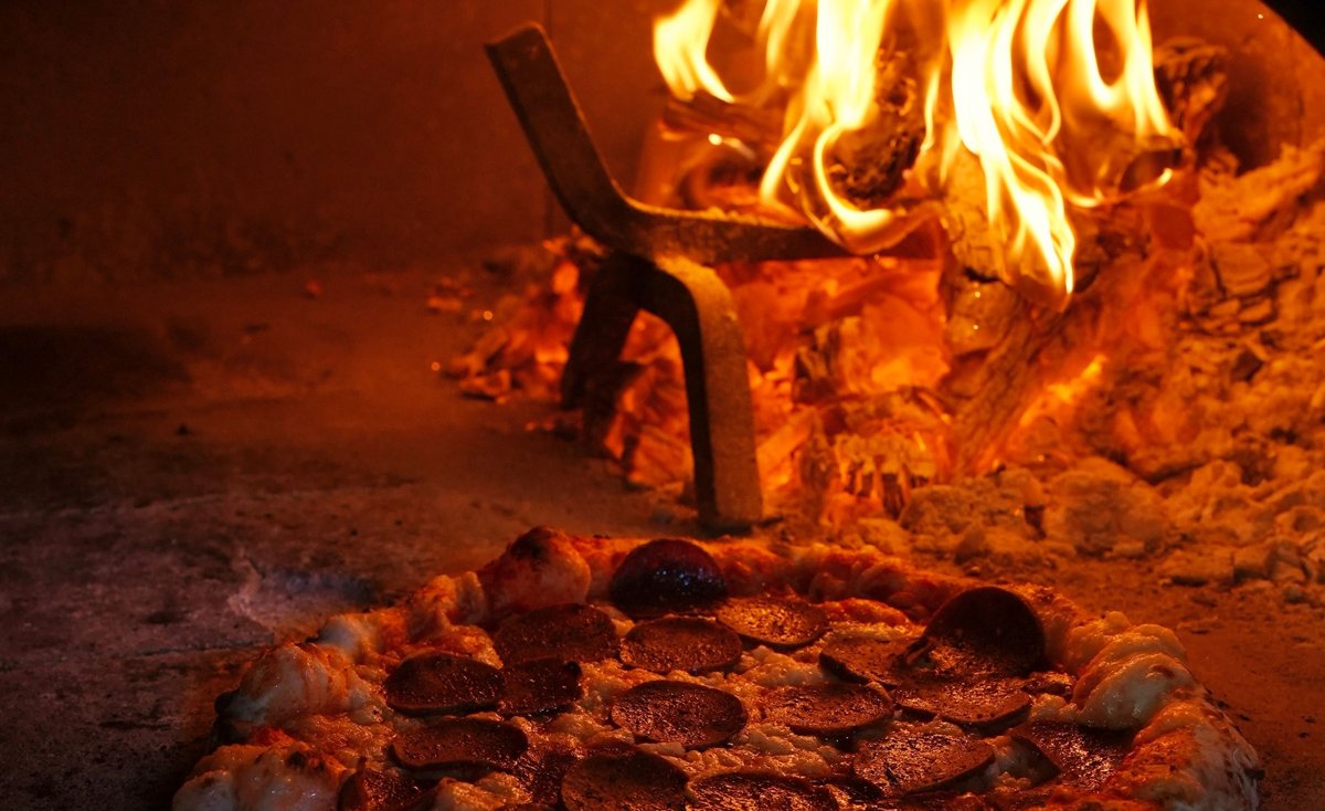 Pizza baking in the oven at Floralia, Kona Street