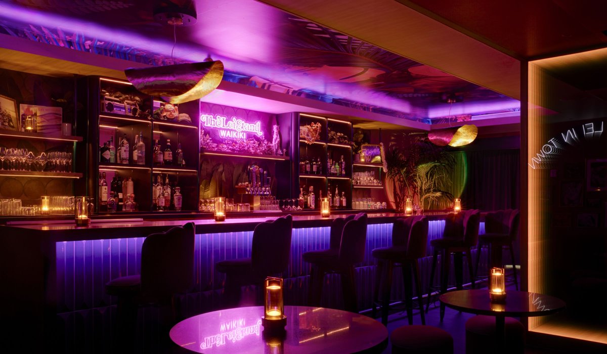 The Lei Stand Waikīkī interior bar at Romer House