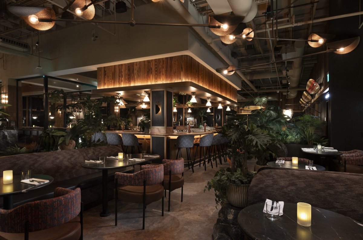 Earls Waikiki dining room