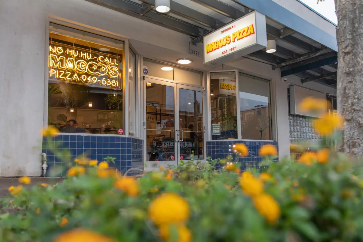 Original Magoo’s Pizza entrance in Kaimukī