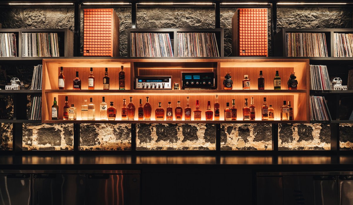 EP Bar interior on Nuuanu Avenue